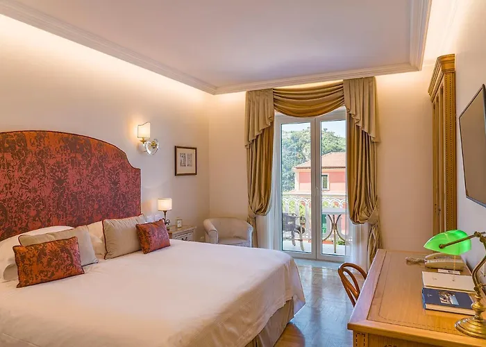 Отель Grand Excelsior Vittoria 5*