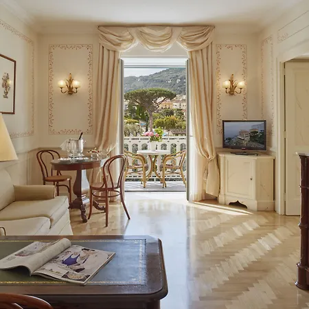 מלון Grand Excelsior Vittoria 5*